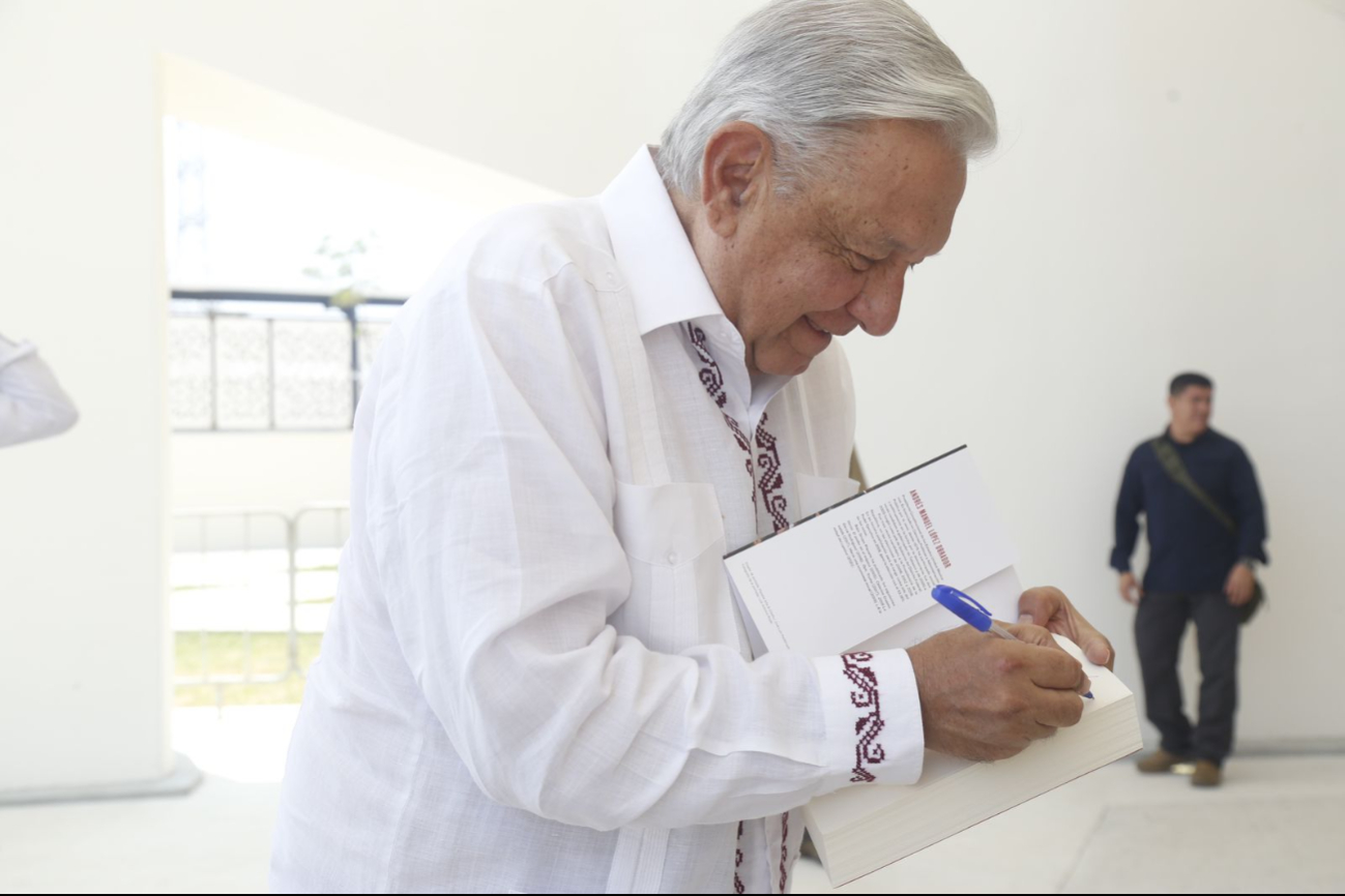 AMLO aprovechó para firmar tomos de su libro AMLO aprovechó para firmar tomos de su libro