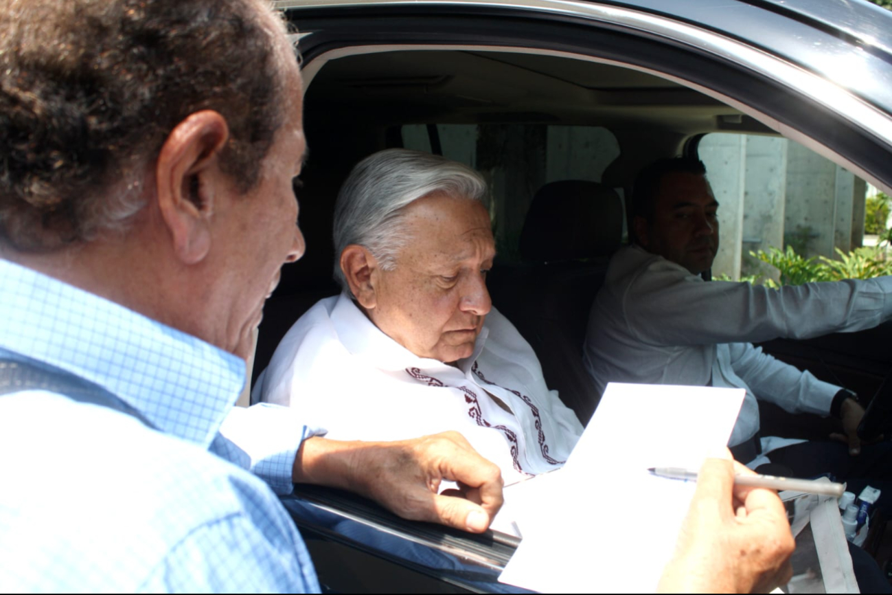 AMLO recibió la edición especial en honor a Don Mario Renato Menéndez AMLO recibió la edición especial en honor a Don Mario Renato Menéndez
