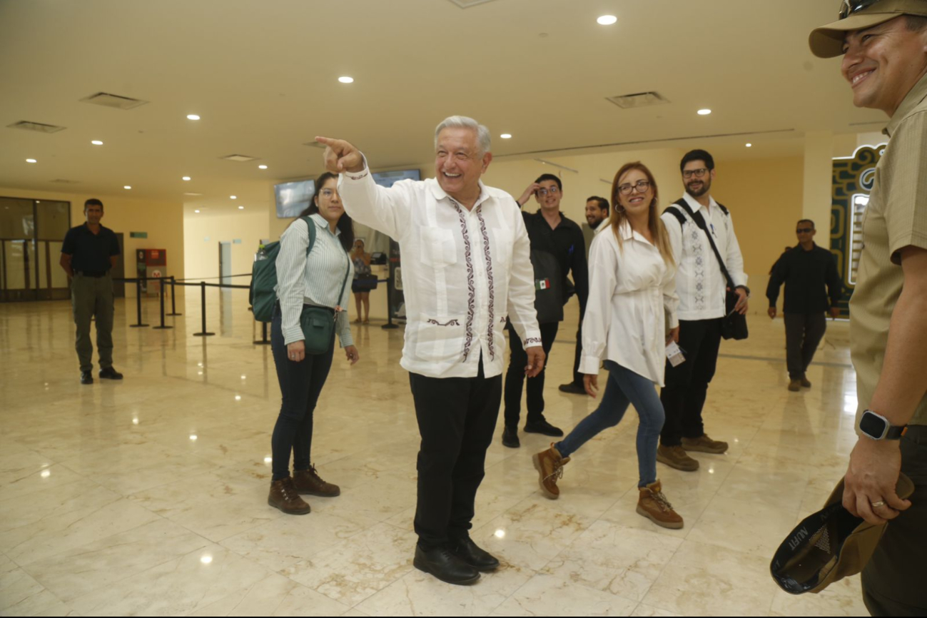Pasajeros del Tren Maya se toman fotografías con AMLO en la Estación Teya en Mérida