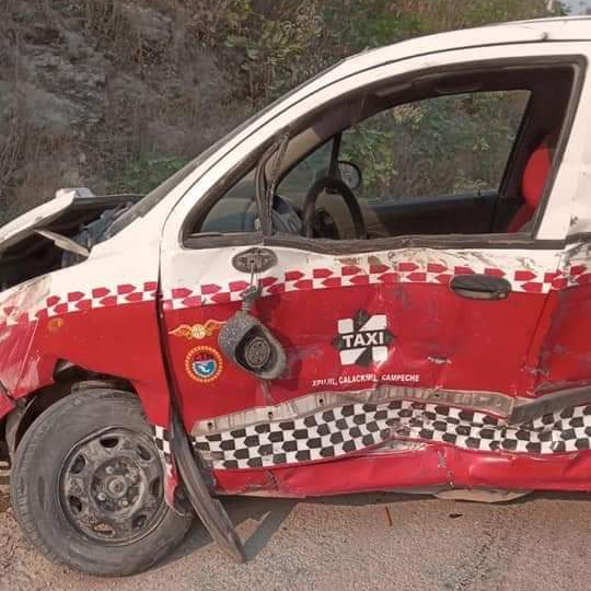 El taxi presentó graves daños materiales El taxi presentó graves daños materiales