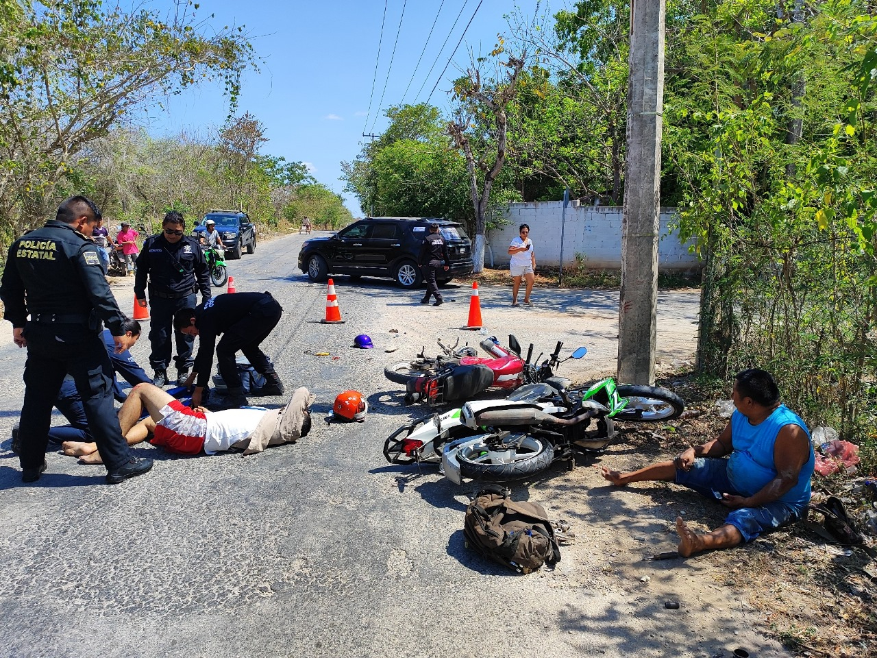Los motociclistas quedaron tendidos en el pavimento Los motociclistas quedaron tendidos en el pavimento