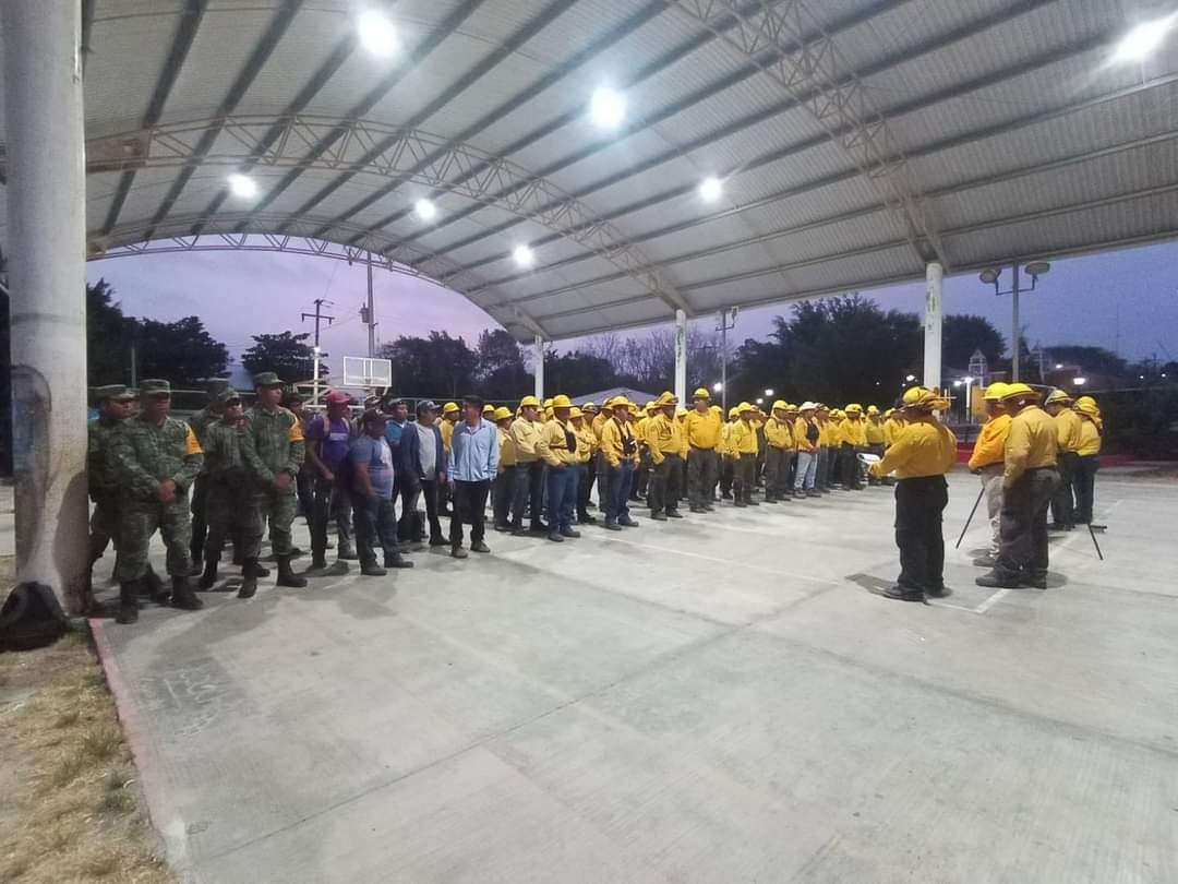 Trabajadores mantienen su lucha para controlar el incendio Trabajadores mantienen su lucha para controlar el incendio