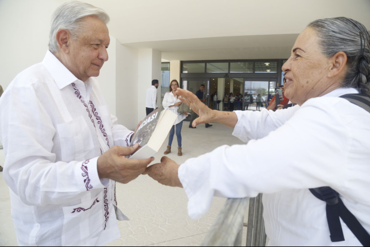 Una mujer había perdido su viaje en el Tren Maya, pero se encontró a AMLO en la Estación Una mujer había perdido su viaje en el Tren Maya, pero se encontró a AMLO en la Estación