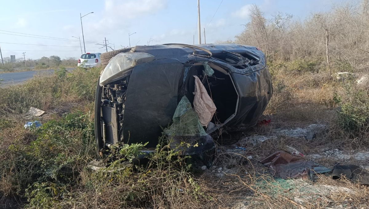 Rescatan a jóvenes que volcaron su automóvil, de manera aparatosa, en la carretera Mérida-Progreso