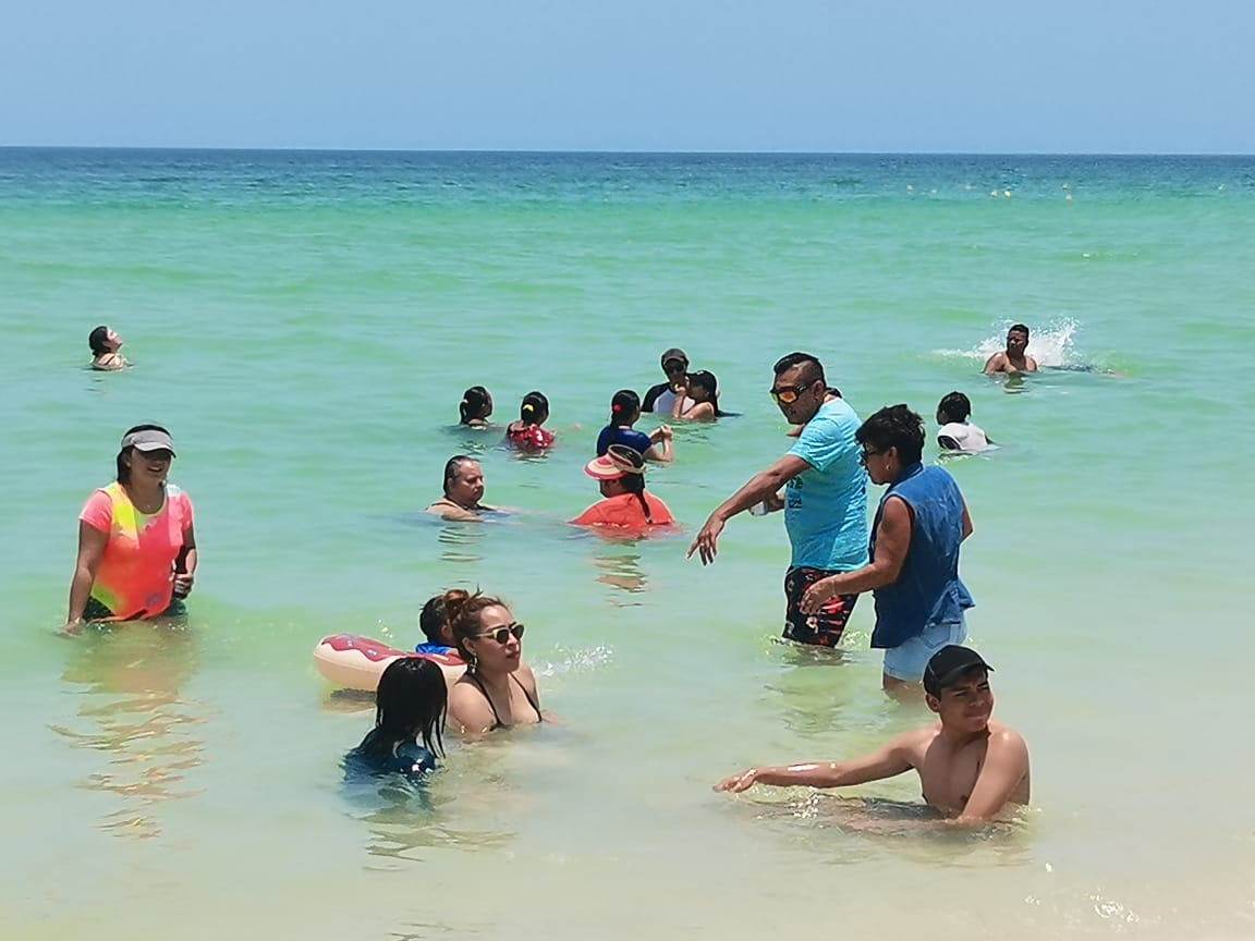 Las altas temperaturas no es motivo para que las familias lleguen a las playas de Progreso Las altas temperaturas no es motivo para que las familias lleguen a las playas de Progreso