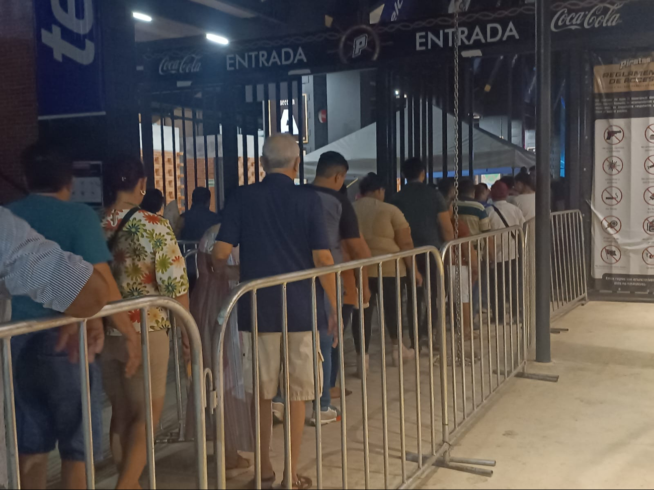 Campechanos y foráneos llegaron al estadio Campechanos y foráneos llegaron al estadio