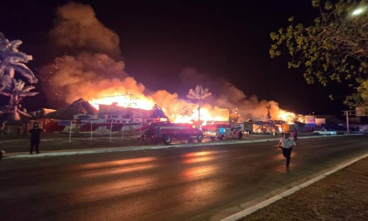Incendio termina con cinco negocios