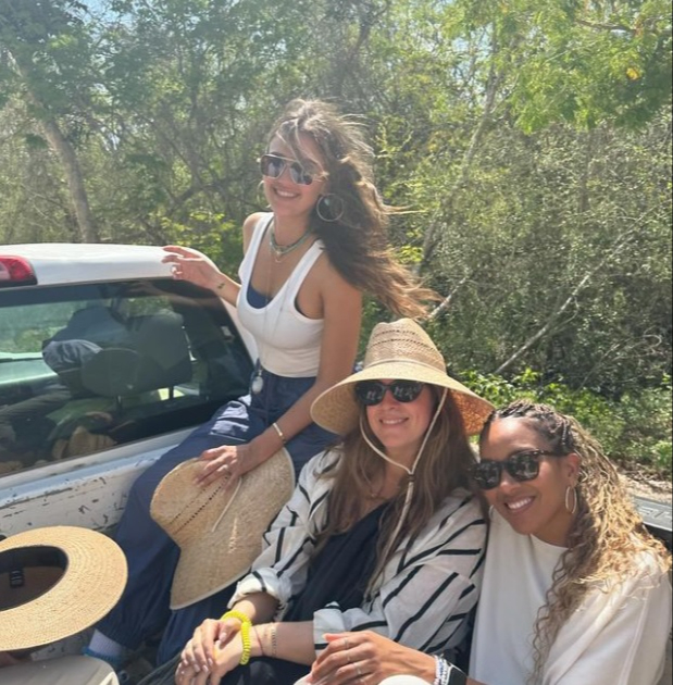 Jessica Alba estuvo acompañada de amigos durante su viaje Jessica Alba estuvo acompañada de amigos durante su viaje