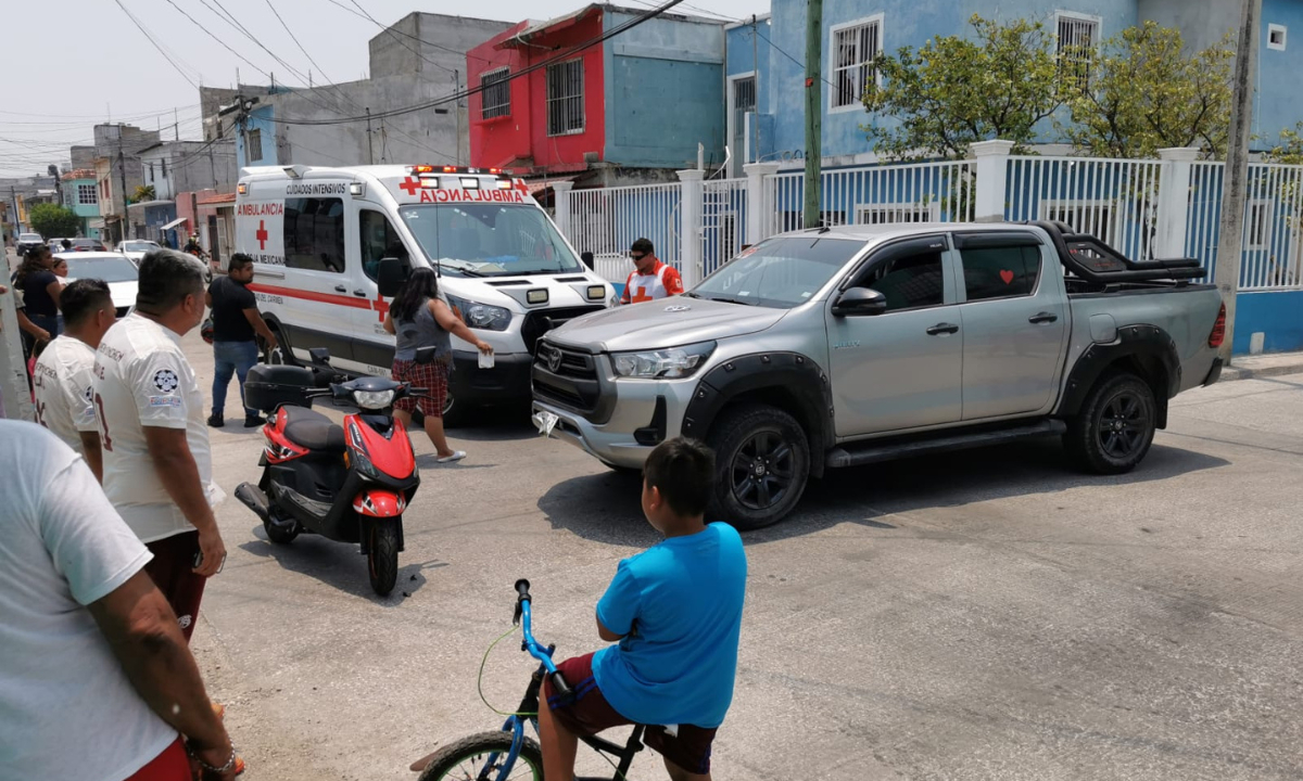 Embarazada termina en el hospital tras chocar en su motocicleta contra camioneta en Ciudad del Carmen   