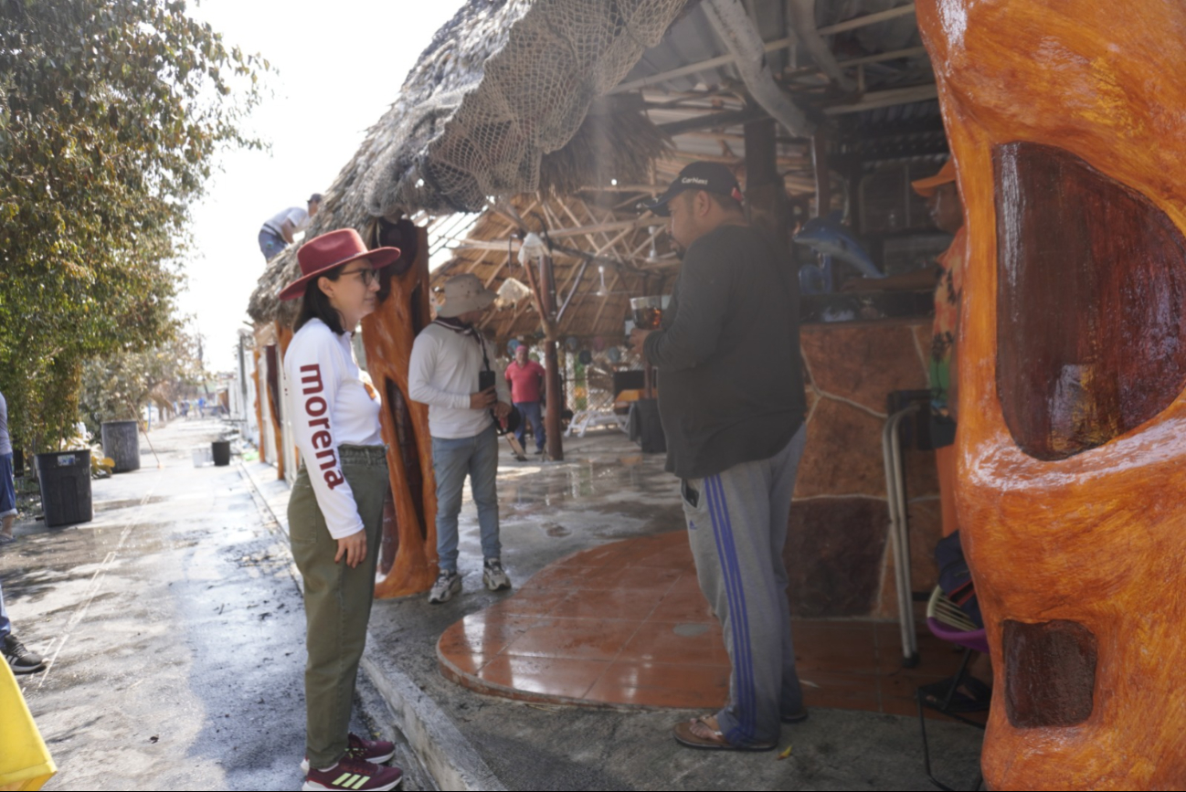 Moguel Coyoc se adentro a uno de los espacios, donde hasta hace unas horas funcionaba como palapa turística Moguel Coyoc se adentro a uno de los espacios, donde hasta hace unas horas funcionaba como palapa turística