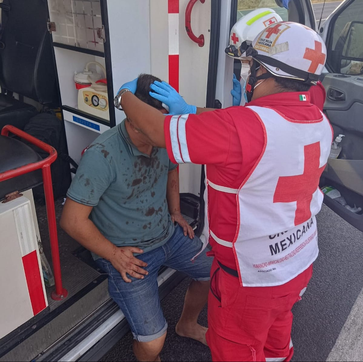 Paramédicos atienden a uno de los lesionados por el accidente Paramédicos atienden a uno de los lesionados por el accidente
