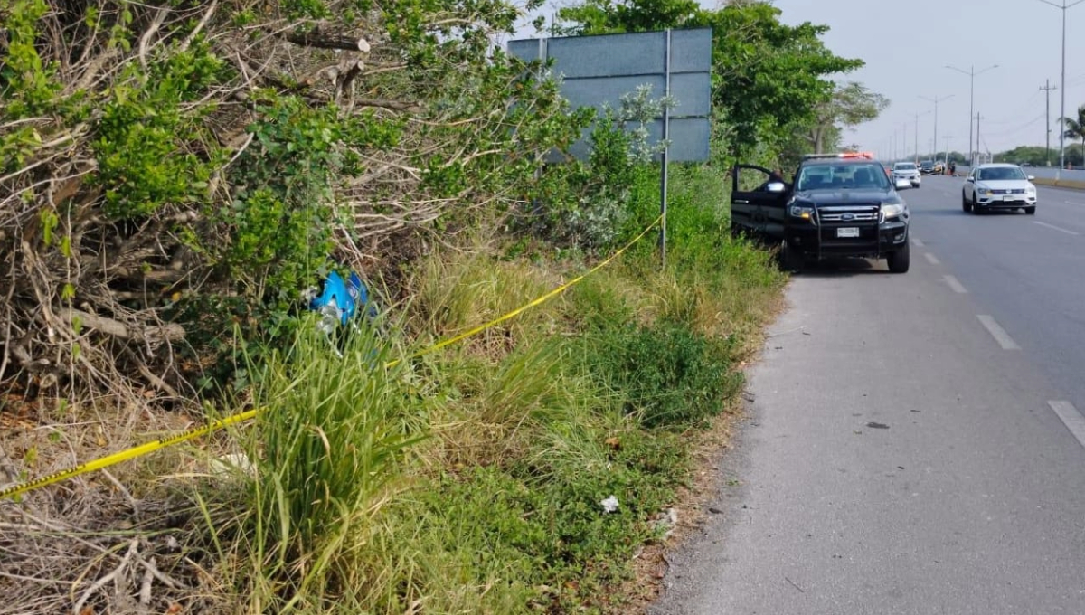 El cuerpo del hombre quedó tendido en el pavimento, mientras que la moto en la que viajaba dentro de la maleza El cuerpo del hombre quedó tendido en el pavimento, mientras que la moto en la que viajaba dentro de la maleza