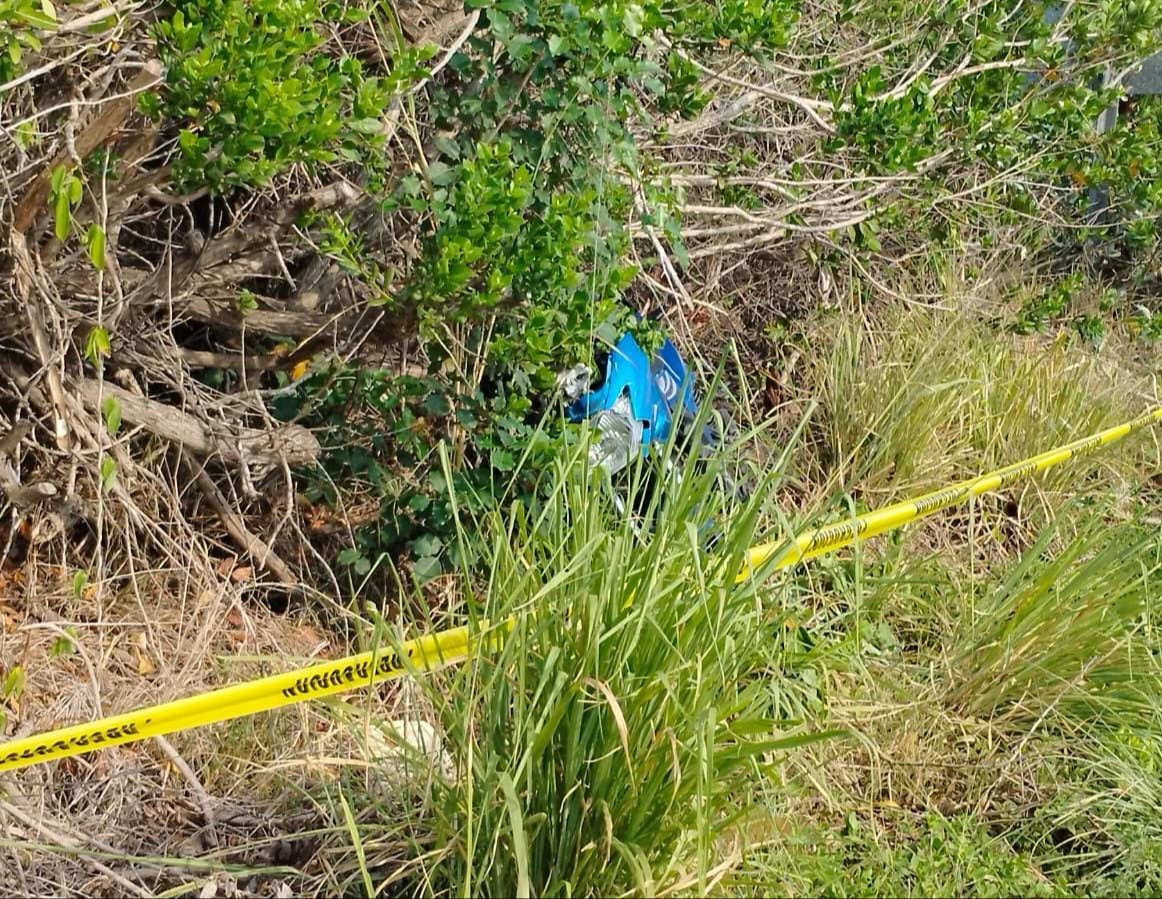 La moto del conductor terminó en la maleza sobre la carretera Mérida-Progreso La moto del conductor terminó en la maleza sobre la carretera Mérida-Progreso