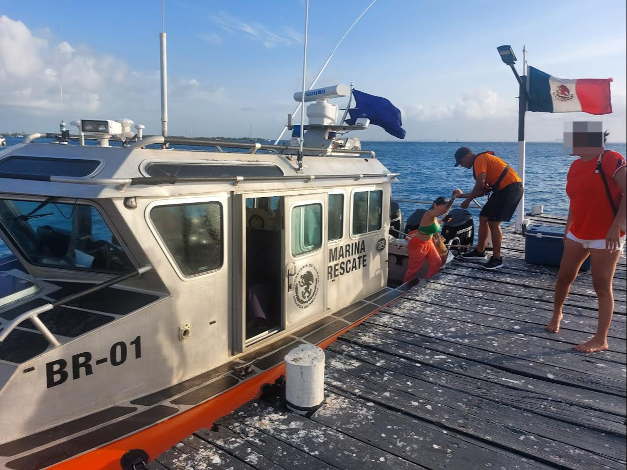 Agentes de la Marina, al rescate de las bañistas en Isla Mujeres Agentes de la Marina, al rescate de las bañistas en Isla Mujeres