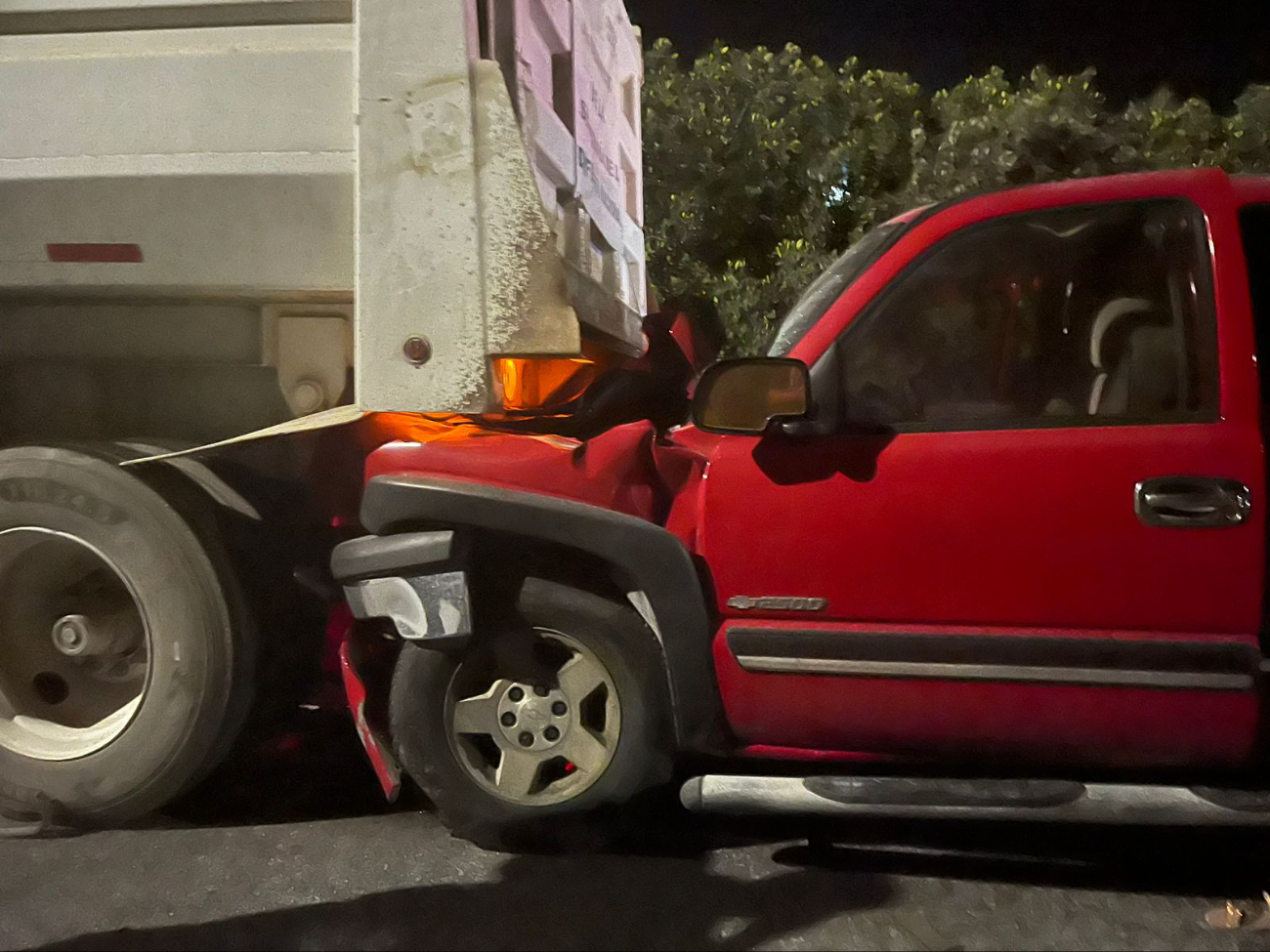 La peor parte se la llevó la camioneta, pues terminó prensada y con el frente totalmente destrozado La peor parte se la llevó la camioneta, pues terminó prensada y con el frente totalmente destrozado