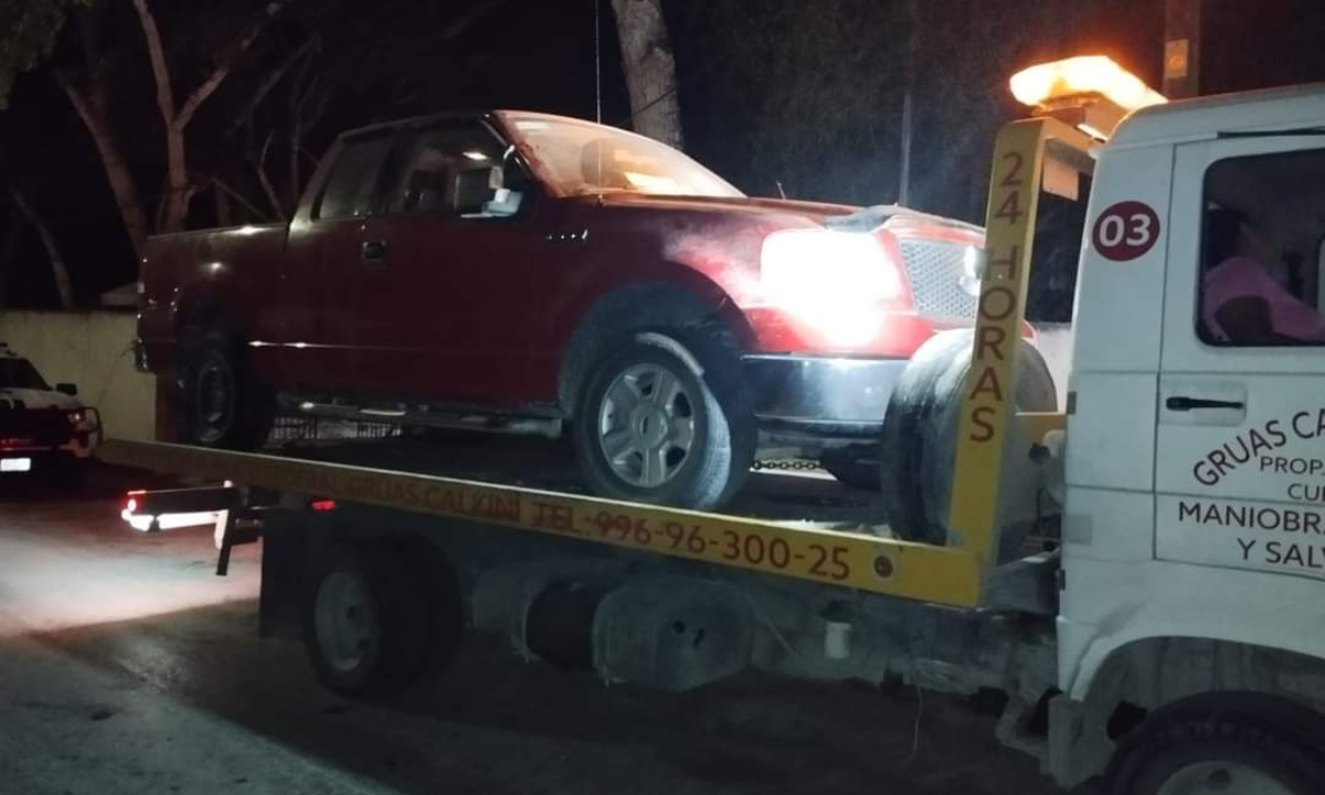 Camioneta termina fuera de la carretera tras ir a exceso de velocidad en Escárcega  