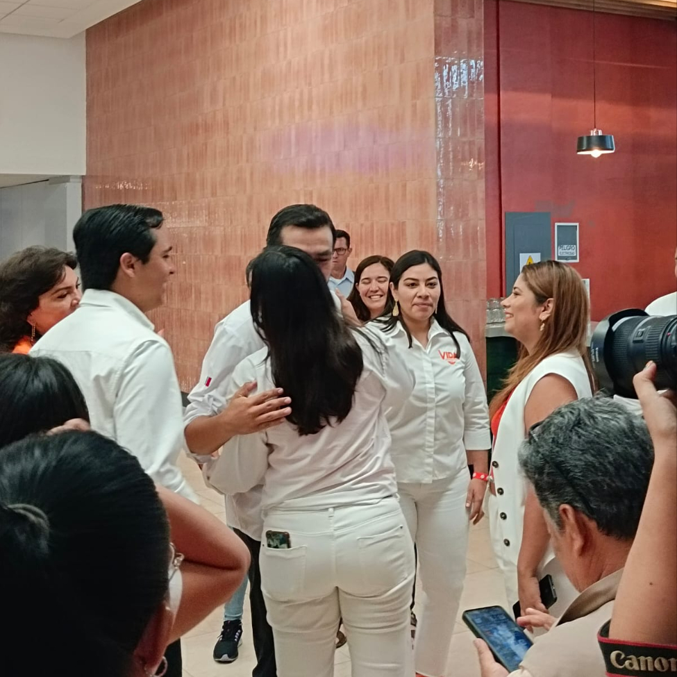 El equipo de Movimiento Ciudadano Yucatán recibió a Jorge Álvarez Máynez El equipo de Movimiento Ciudadano Yucatán recibió a Jorge Álvarez Máynez