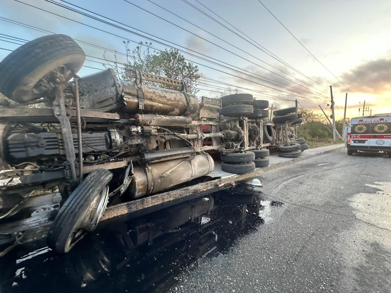 El tráiler solamente presentó derrame de aceite y daños materiales El tráiler solamente presentó derrame de aceite y daños materiales