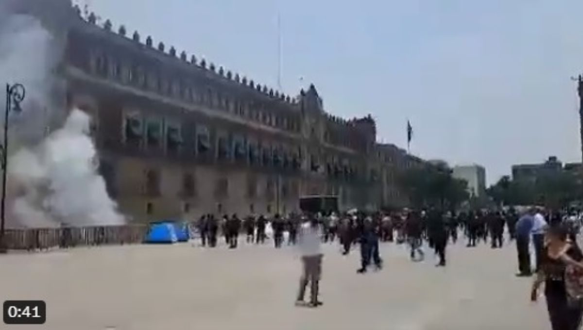 Normalistas de Ayotzinapa lanzan cohetones en Palacio Nacional; hay heridos