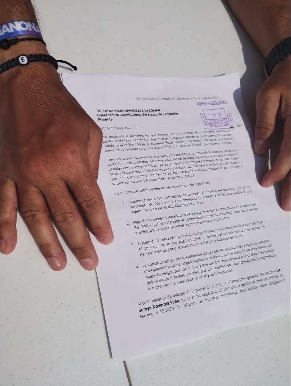 Hicieron la entrega por escrito de la solicitud en dónde piden la mediación de la mandataria estatal Hicieron la entrega por escrito de la solicitud en dónde piden la mediación de la mandataria estatal