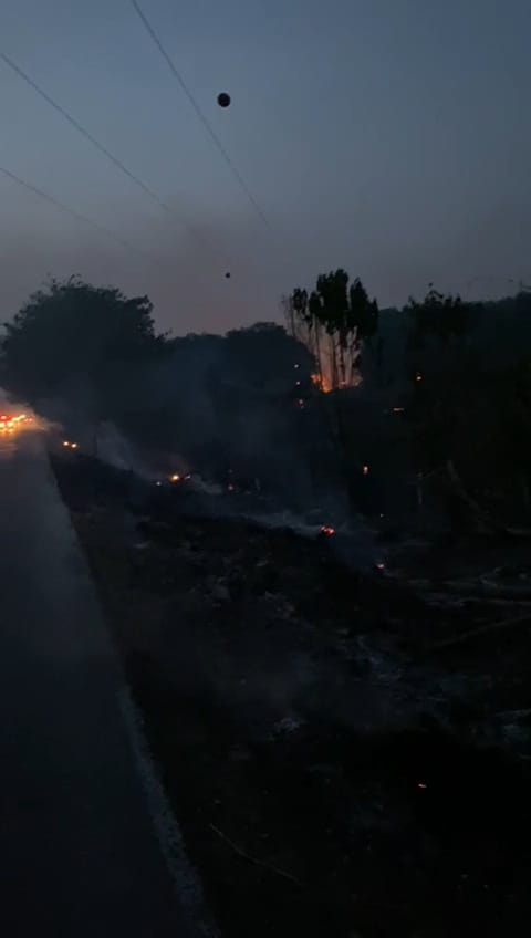 Incendio de maleza quema cables de energía Incendio de maleza quema cables de energía