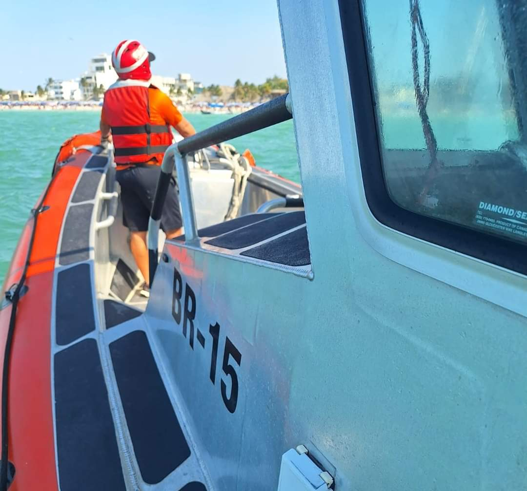 El personal naval realizó la evacuación de los náufragos, y los valoró médicamente, proporcionando hidratación hasta que se les observó un estado de salud estable El personal naval realizó la evacuación de los náufragos, y los valoró médicamente, proporcionando hidratación hasta que se les observó un estado de salud estable