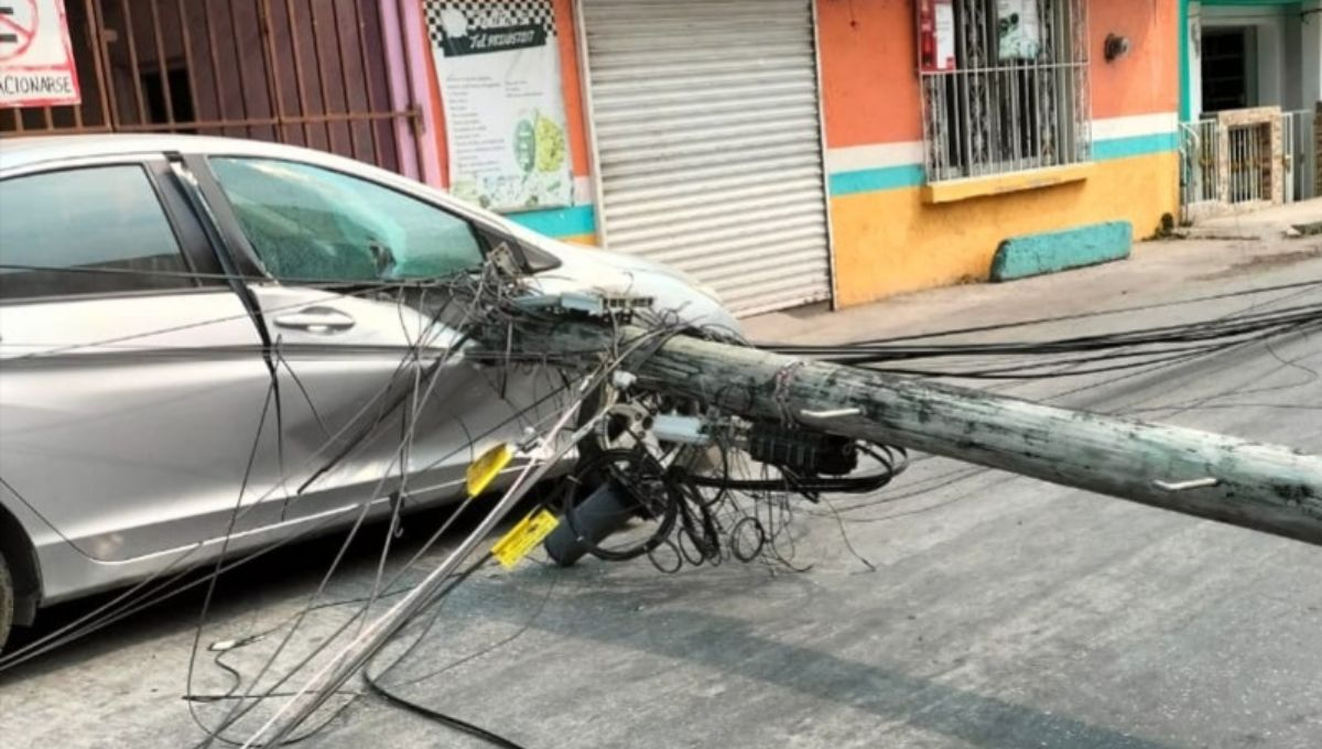 A causa del trailero, postes de luz cayeron en vehículos dentro de Sabancuy