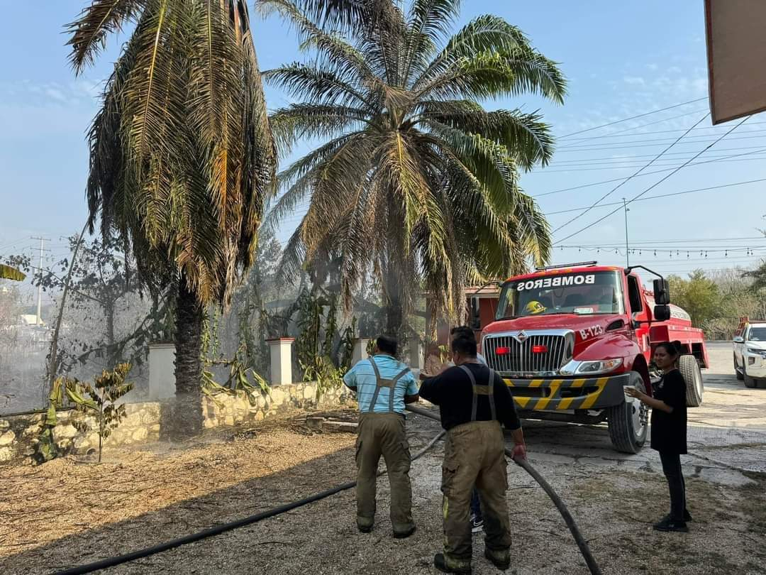 Después de más de una hora de luchar contra las llamas logaron controlar la situación Después de más de una hora de luchar contra las llamas logaron controlar la situación