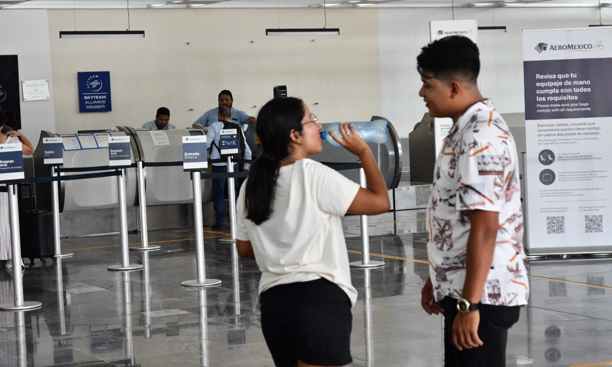 Aeropuerto de Campeche hace que viajeros suden la  ‘gota gorda’   por falta de aire acondicionado     