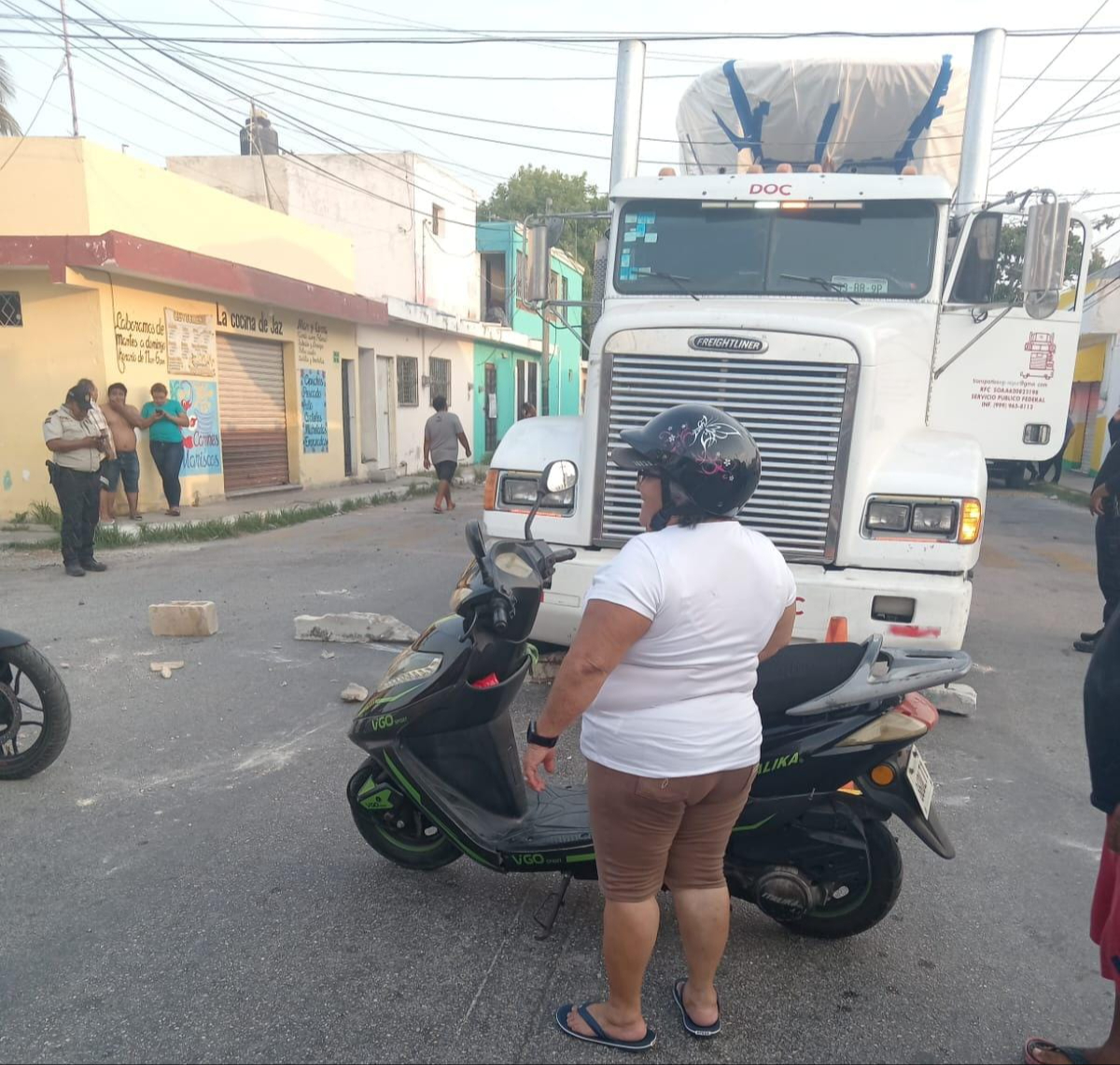 Vecinos le cerraron el paso al conductor para que no huyera del lugar Vecinos le cerraron el paso al conductor para que no huyera del lugar