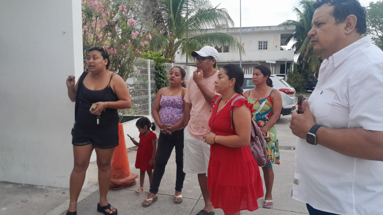 Padres piden que se instalen cámaras en los salones Padres piden que se instalen cámaras en los salones
