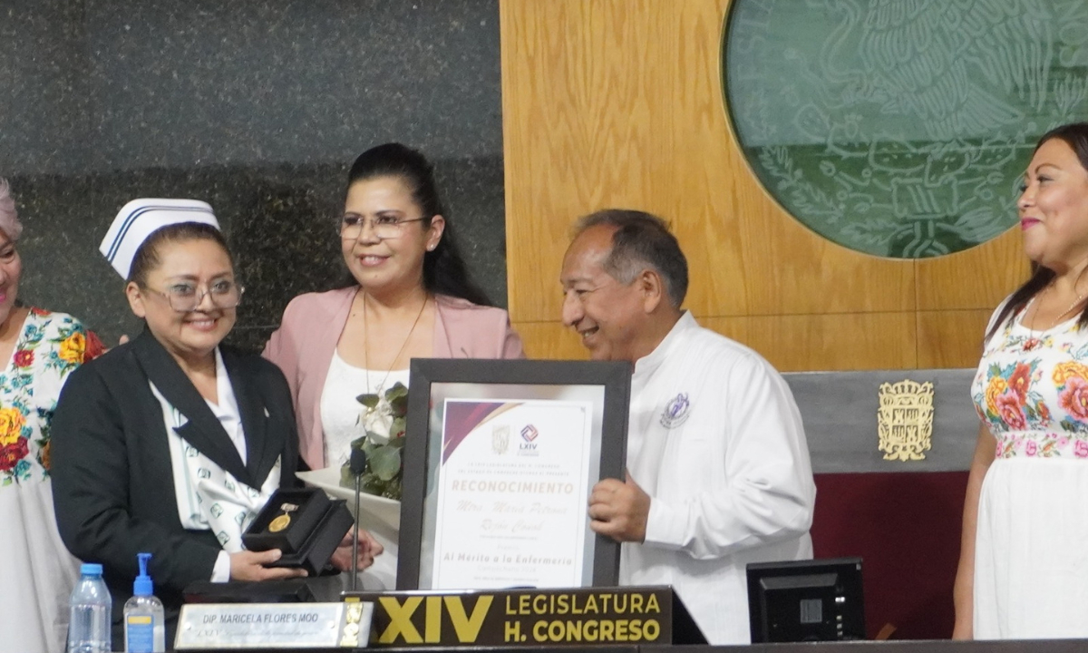 Reconocieron el trabajo que cada uno de los enfermeros realizan día con día Reconocieron el trabajo que cada uno de los enfermeros realizan día con día