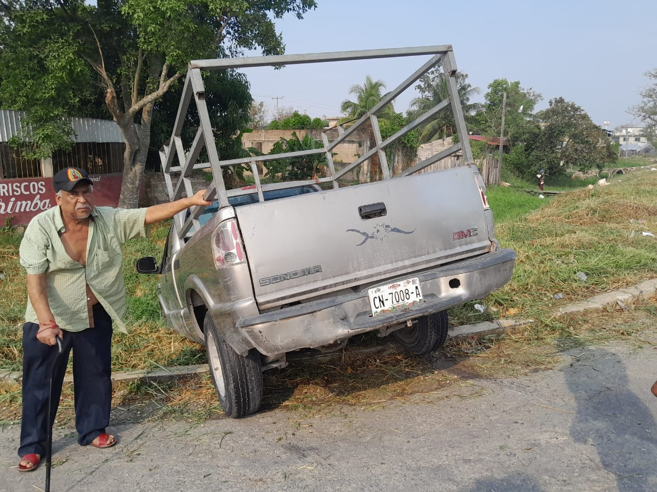 Abuelito perdió el control del volante Abuelito perdió el control del volante