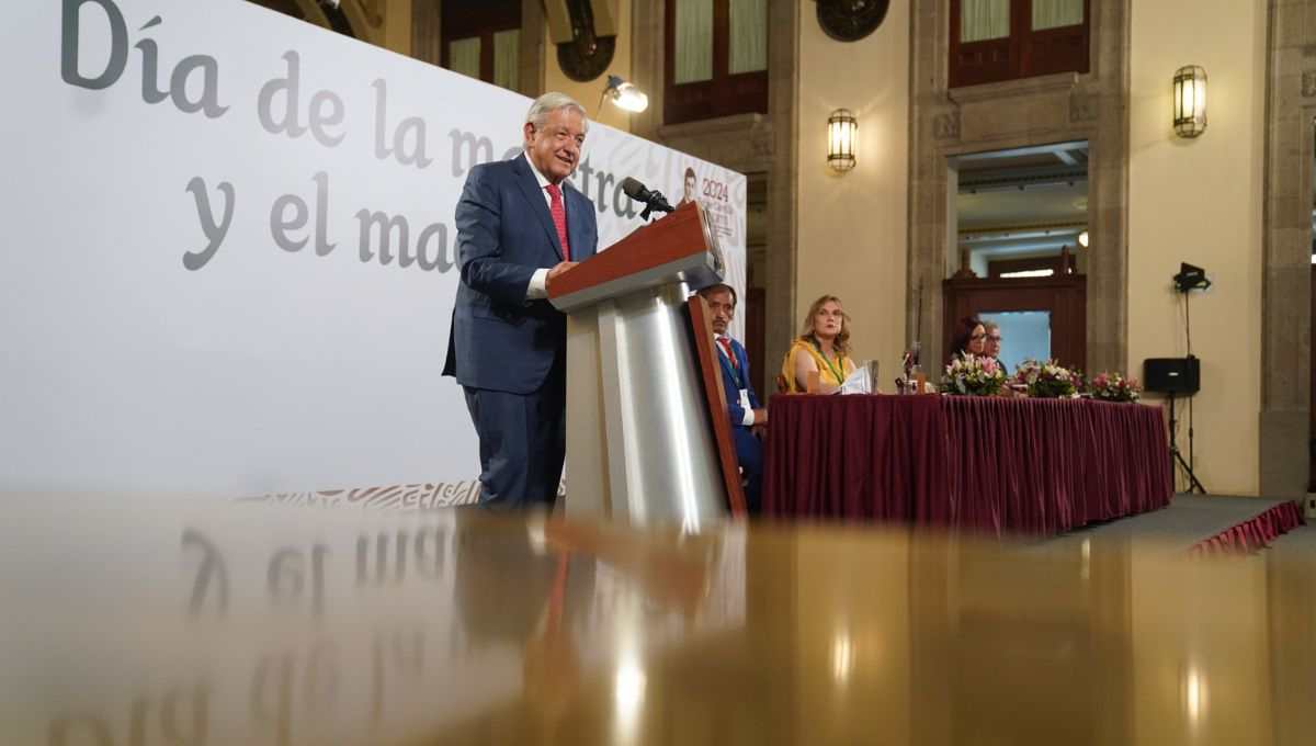 Andrés Manuel López Obrador festejó en Palacio Nacional a los maestros en su día Andrés Manuel López Obrador festejó en Palacio Nacional a los maestros en su día