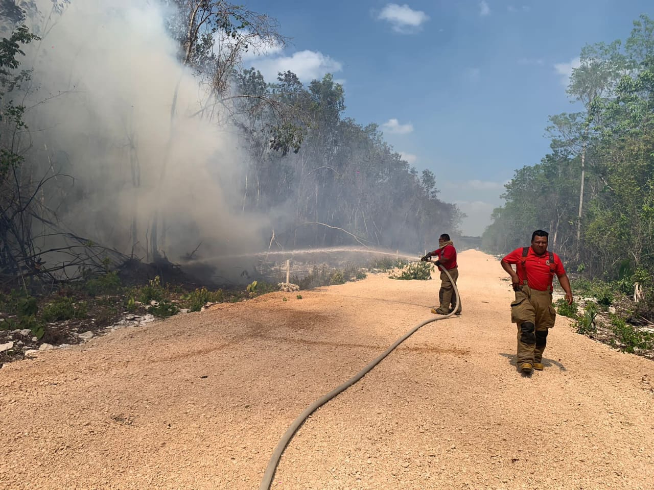 Bomberos resguardan la zona en Leona Vicario Bomberos resguardan la zona en Leona Vicario
