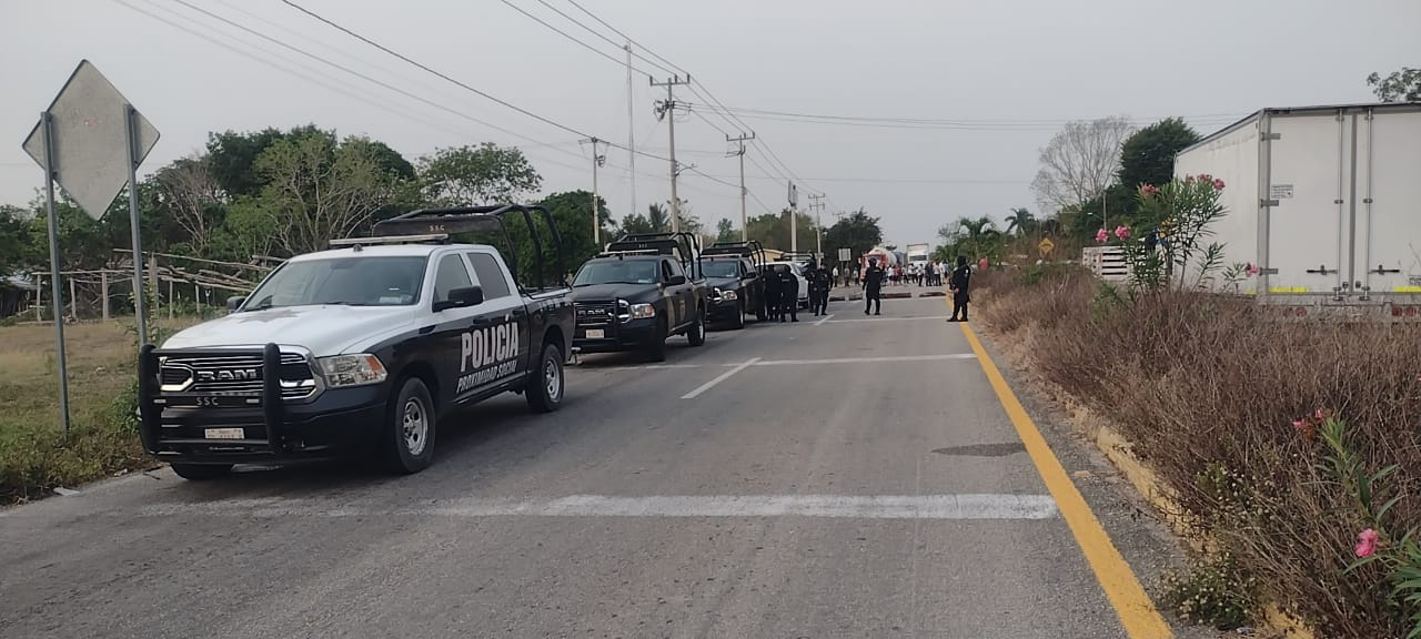 Ejidatarios de Nuevo Israel bloquearon la carretera Chetumal-Mérida Ejidatarios de Nuevo Israel bloquearon la carretera Chetumal-Mérida