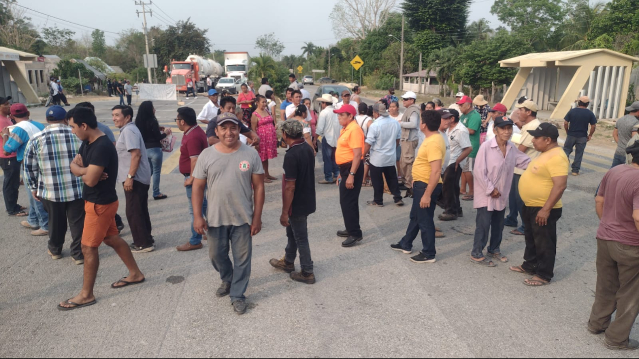 Ejidatarios exigen una respuesta para reabrir la carretera Chetumal-Mérida Ejidatarios exigen una respuesta para reabrir la carretera Chetumal-Mérida