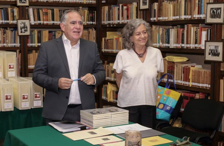 El acervo fue recibido por el director de la Biblioteca, Baltazar Brito Guadarrama El acervo fue recibido por el director de la Biblioteca, Baltazar Brito Guadarrama