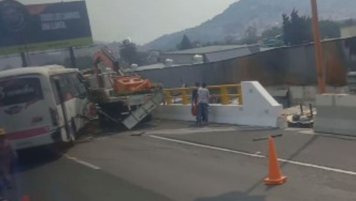 Camión de pasajeros se estrella con una grúa; accidente deja un muerto en la México-Pachuca
