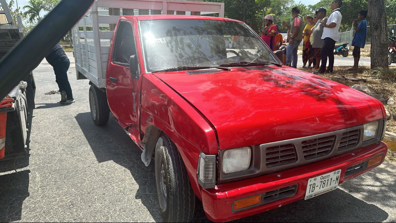 El conductor de la camioneta resultó ileso en el choque El conductor de la camioneta resultó ileso en el choque