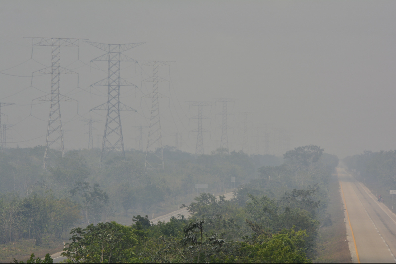 El incendio ha provocado que el humo llegue a la carretera Mérida-Cancún El incendio ha provocado que el humo llegue a la carretera Mérida-Cancún