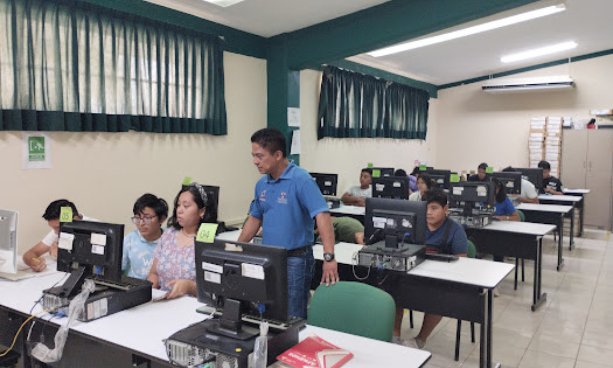 Campeche: Más de tres mil 528 aspirantes presentan examen de admisión en el Cobacam