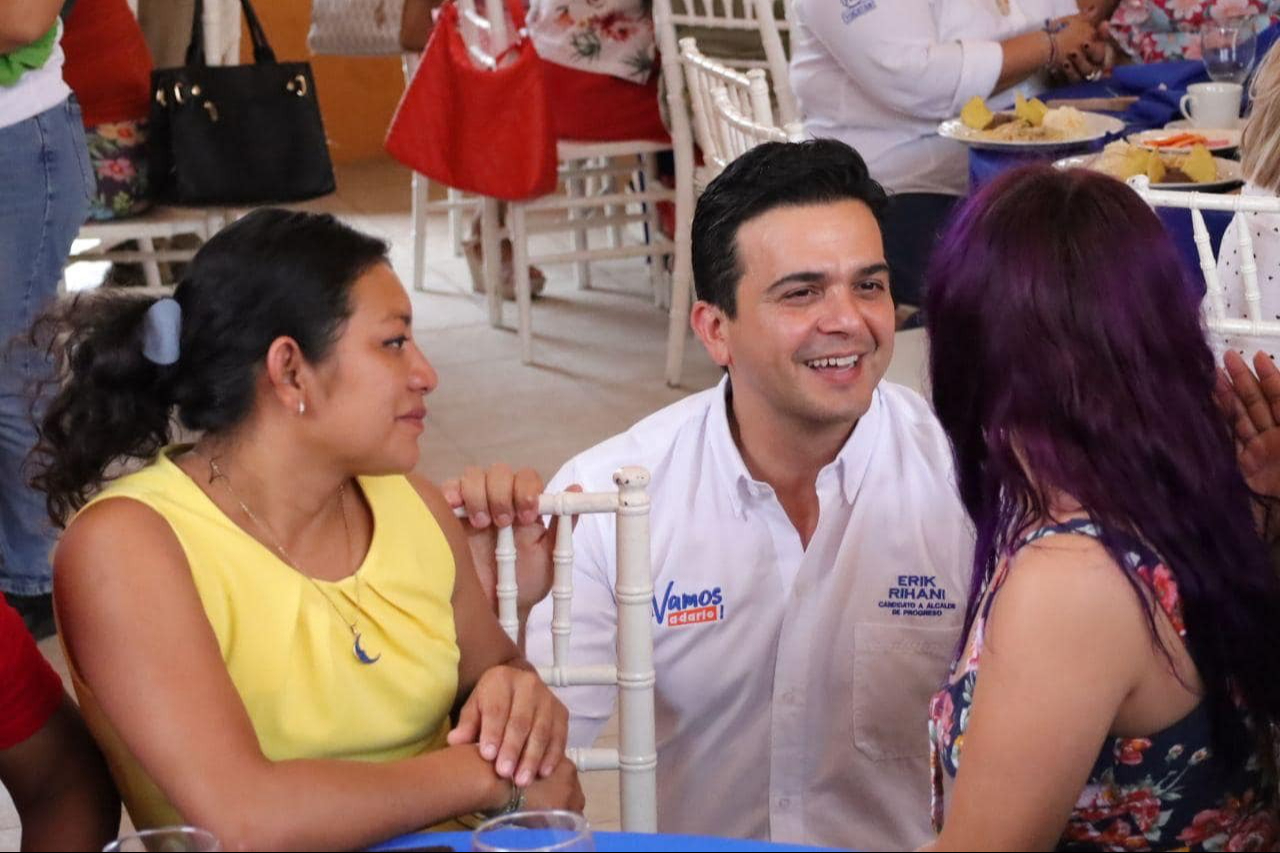 Erik Rihani González convive con docentes en Progreso Erik Rihani González convive con docentes en Progreso