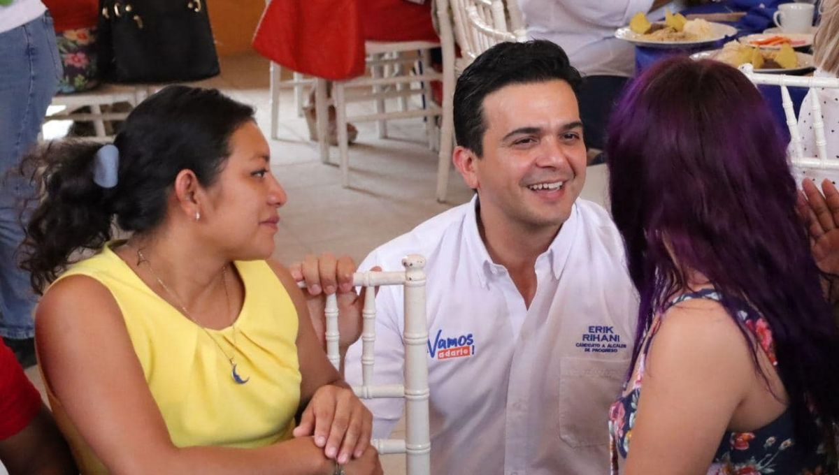 Erik Rihani González durante una celebración del Día del Maestro en Progreso