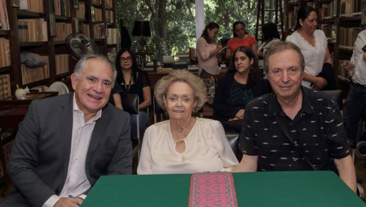La esposa de El Vate donó 111 expedientes al Instituto Nacional de Antropología e Historia La esposa de El Vate donó 111 expedientes al Instituto Nacional de Antropología e Historia