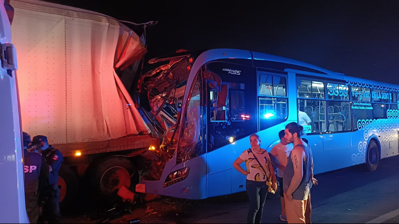 Los pasajeros del Va y Ven junto al chofer fueron llevados a un hospital en Mérida Los pasajeros del Va y Ven junto al chofer fueron llevados a un hospital en Mérida