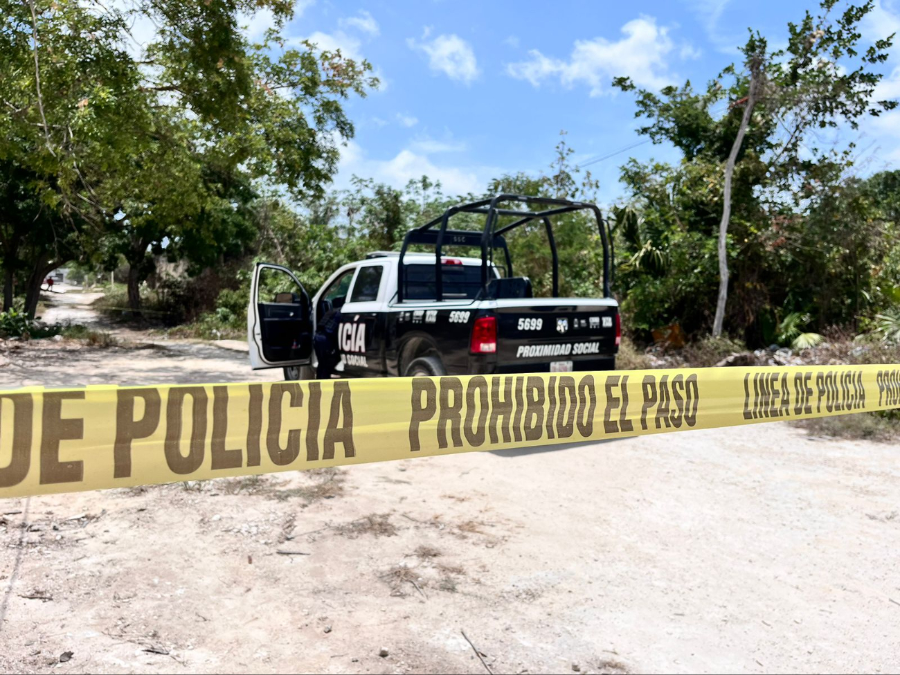 Hallan un cadáver en estado de descomposición en un área de maleza en Cancún