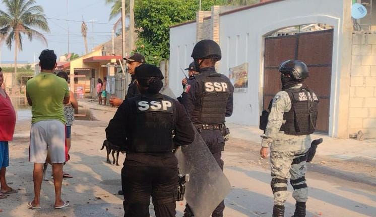 Vecinos de Chelem observaron el operativo estatal y federal Vecinos de Chelem observaron el operativo estatal y federal