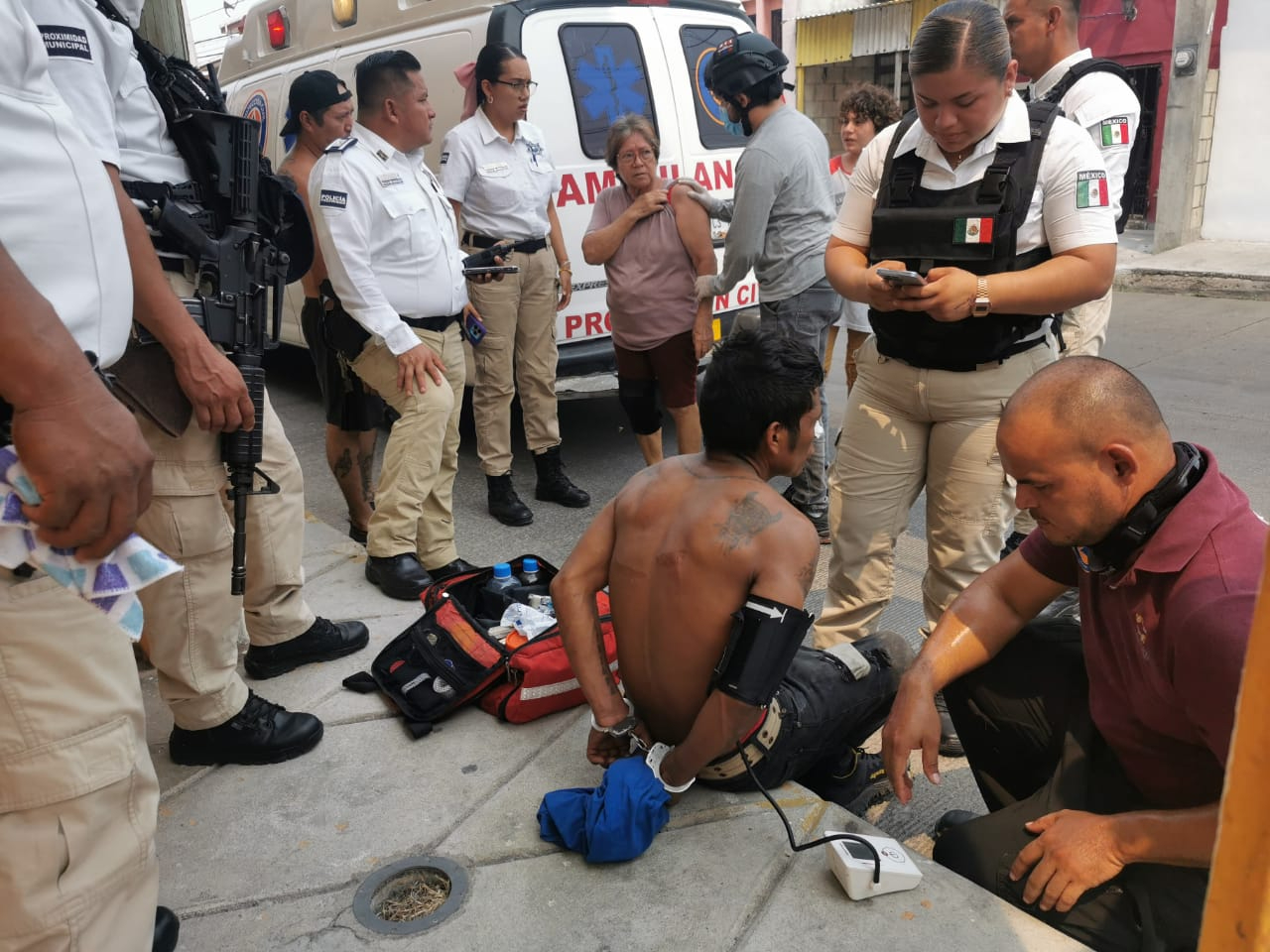 Detienen y golpean a presunto delincuente Detienen y golpean a presunto delincuente