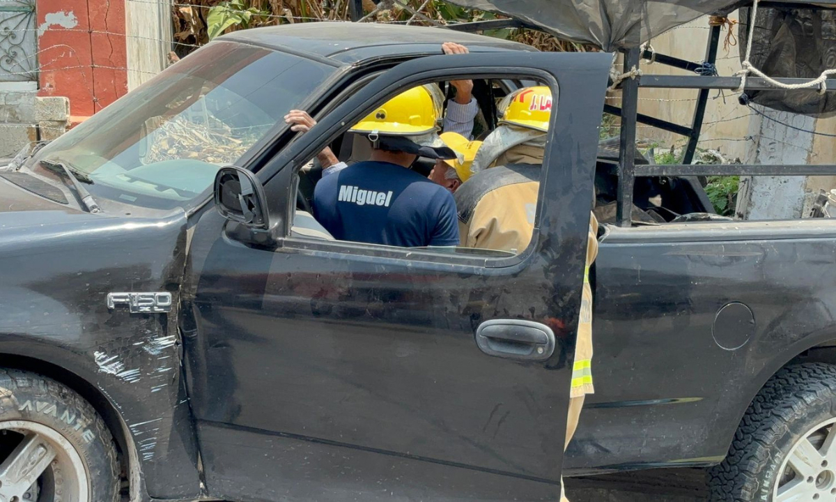 Choca camioneta contra una casa en Campeche; hay tres lesionados  
